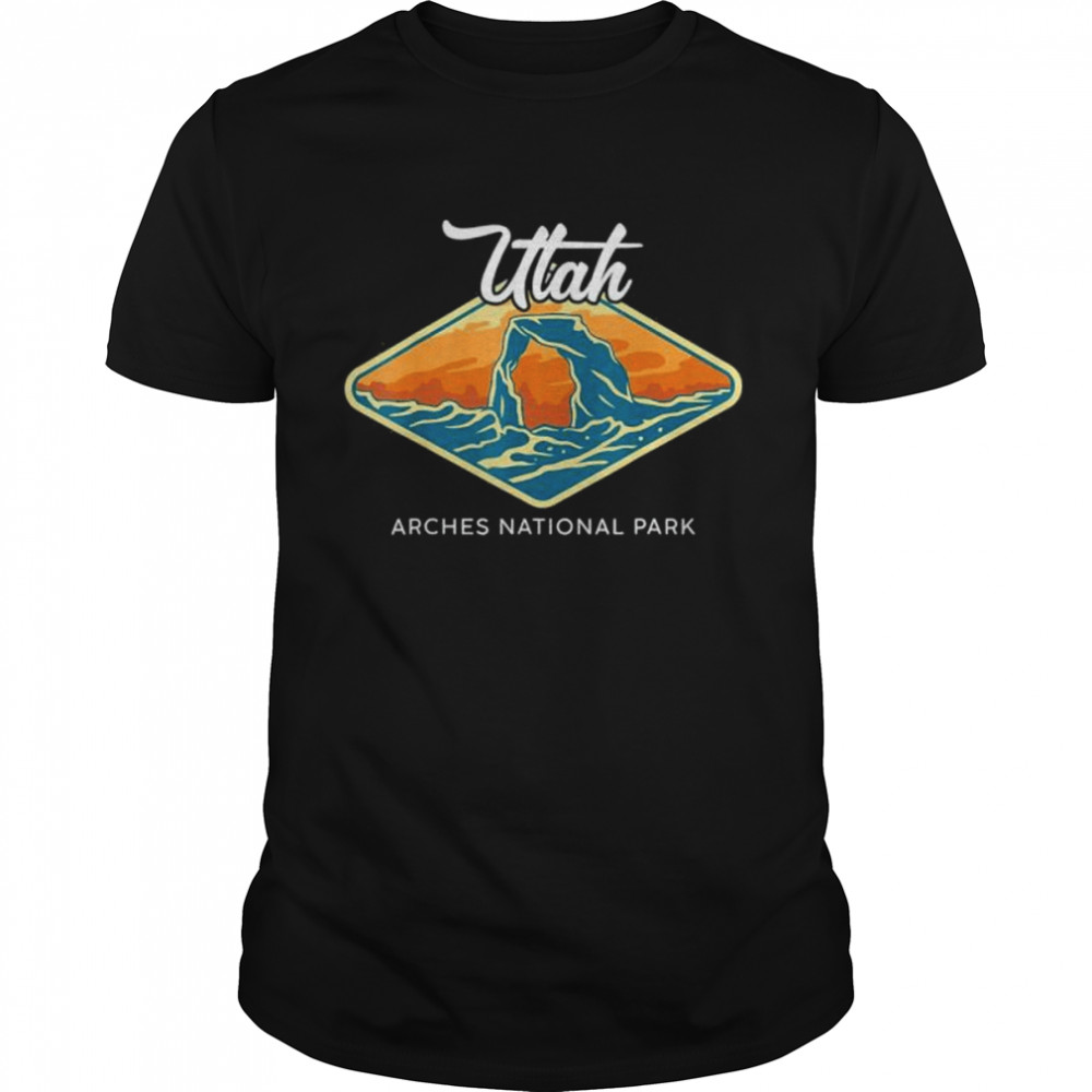 Vintage Retro Utah Arches National Park Sign Board Logo shirt